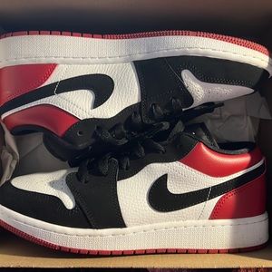 AIR JORDAN 1 LOW (GS) - WHITE/BLACK-GYM RED (Size 5Y)